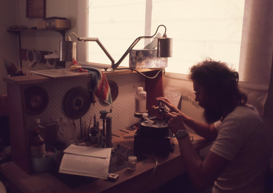 Gem cutting in Rubyvale - Faceting - 1976